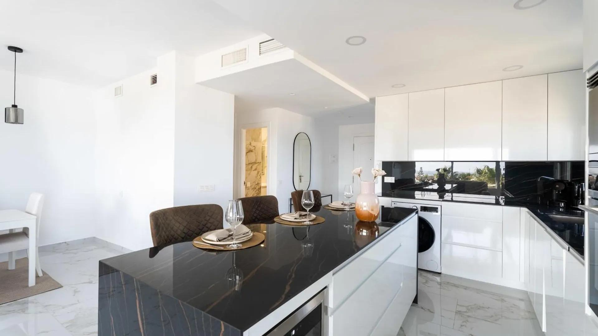 Beachside Getaway In Puerto Banus 3-Bedroom Apartment In Playa Rocio Marbella 0*,  Hiszpania