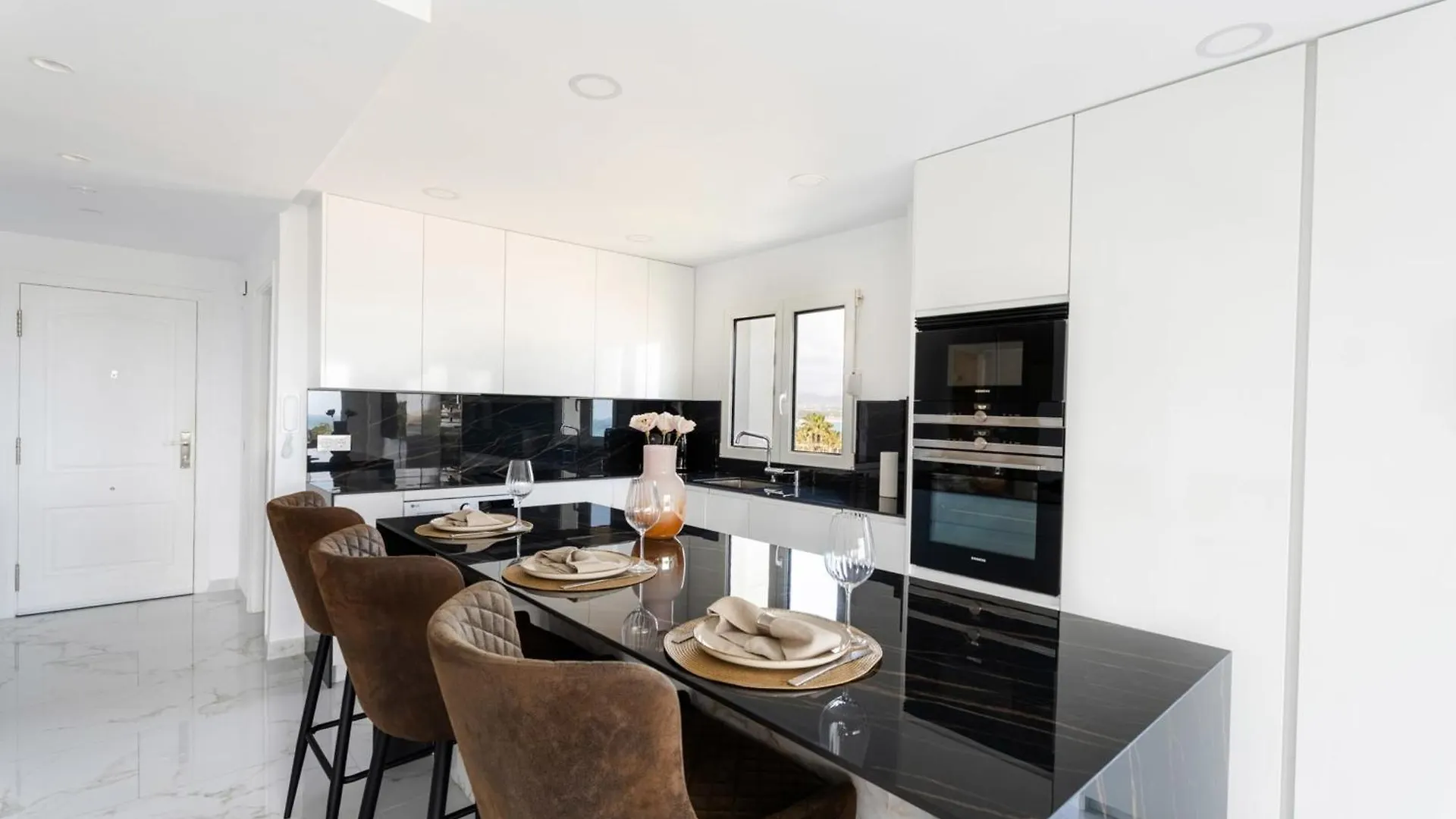 Beachside Getaway In Puerto Banus 3-Bedroom Apartment In Playa Rocio Marbella 0*,  Hiszpania
